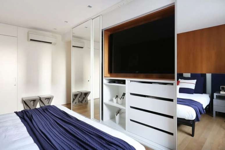 3. Guarda-roupa moderno com painel para tv no quarto. Fonte: Elen Saravalli