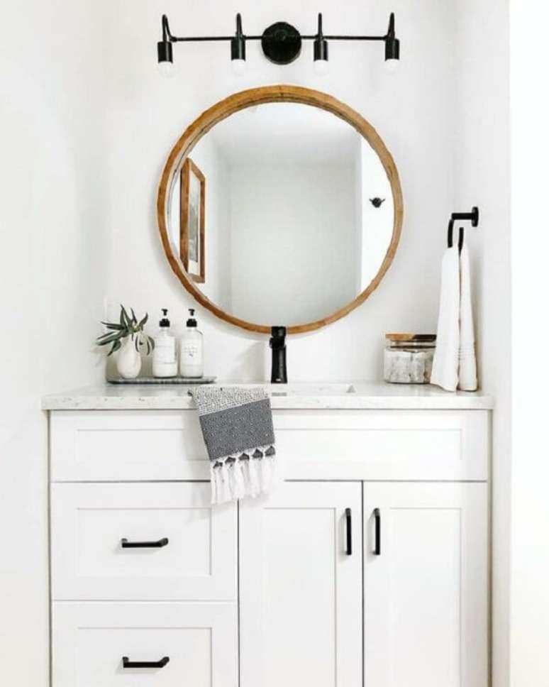 20. Acess&oacute;rios para banheiro preto com torneira combinando &ndash; Foto Decoratedlige