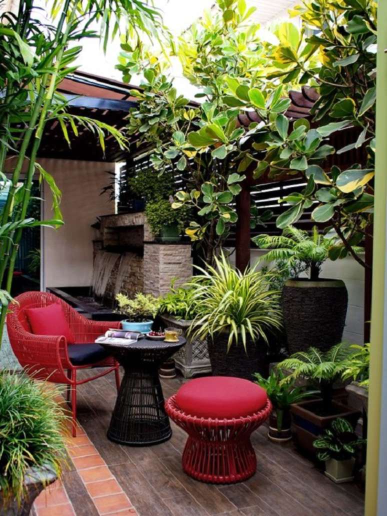 66. Folhagem para jardim na área externa com móveis vermelhos confortáveis na decoração – Foto Olympus Digital