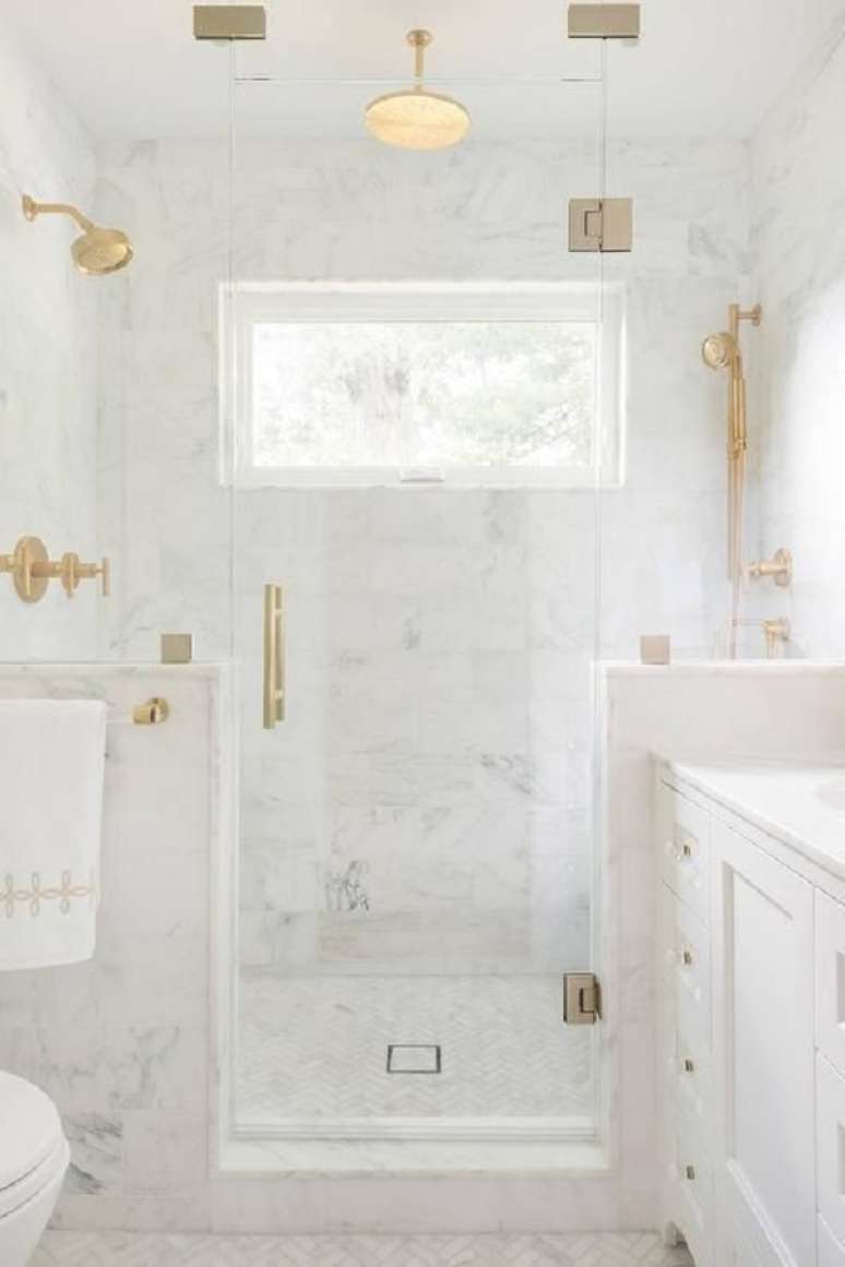 61. Acessórios para banheiro dourado e revestimento marmorizado -Foto Hydran geatree House
