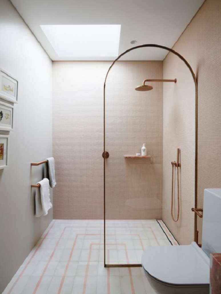 64. Acessórios para banheiro rose gold – Foto Estliving