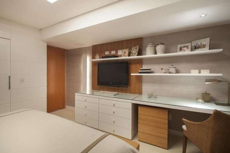 24. Escrivaninha de madeira e painel para tv no quarto. Fonte: MeyerCortez Arquitetura & Design