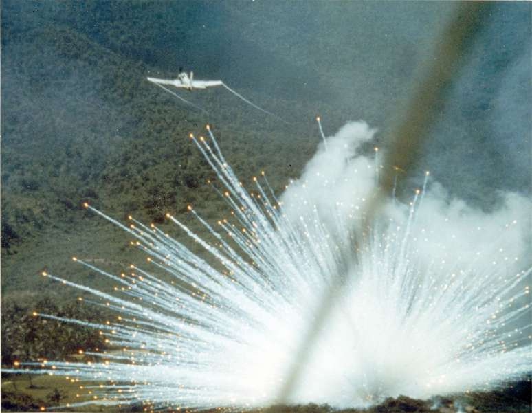 Uso de bombas de f&oacute;sforo branco durante a Guerra do Vietn&atilde; 