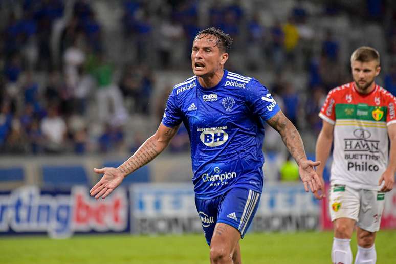 Cruzeiro marca no fim, bate o Brusque e vence a 1ª na Série B