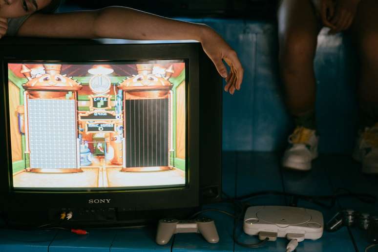 Pessoas modernas se divertindo jogando videogames, usando console