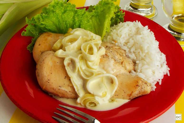 Filé de frango na manteiga com alho-poró – Foto: Guia da Cozinha