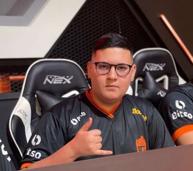 Alok agita público na final do campeonato de Free Fire na CCXP