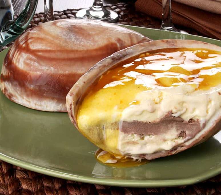 Ovo de Páscoa recheado com sorvete - Reprodução / Guia da Cozinha