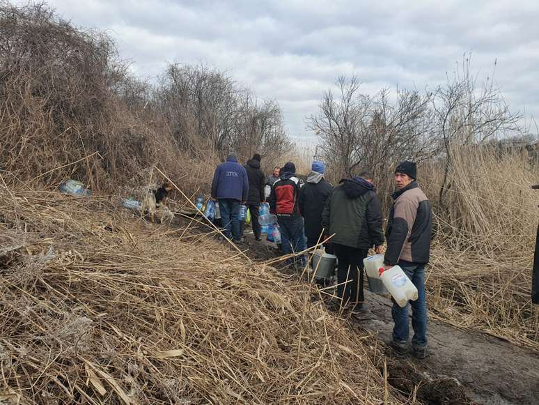 Ucranianos formam fila para buscar &aacute;gua em rio