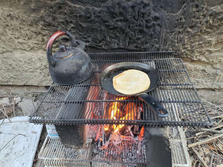 P&atilde;o e caf&eacute; feitos por Silvana no fog&atilde;o a lenha improvisado em frente ao pr&eacute;dio