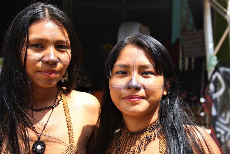 Elisa Munduruku, 23, e Kirixi Bipõm, 17, saíram de Jacareacanga (PA), para participar do ato em Brasília