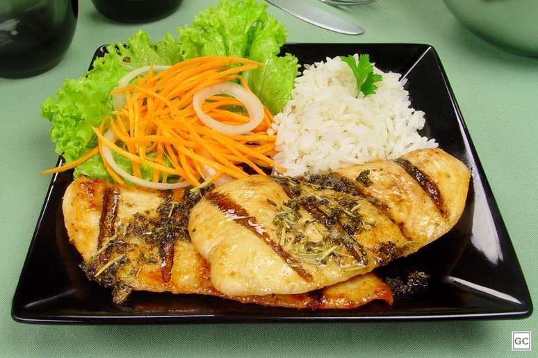 Fil&eacute; de frango com manteiga de ervas &ndash; Foto: Guia da Cozinha