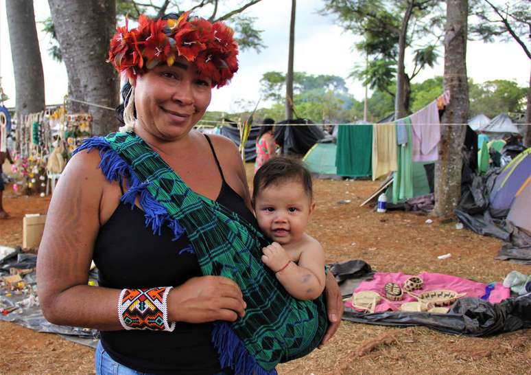 Sotcha Veríssimo Guajajara, no colo da mãe Maria Guajajara, em seu primeiro acampanhamento em Brasília