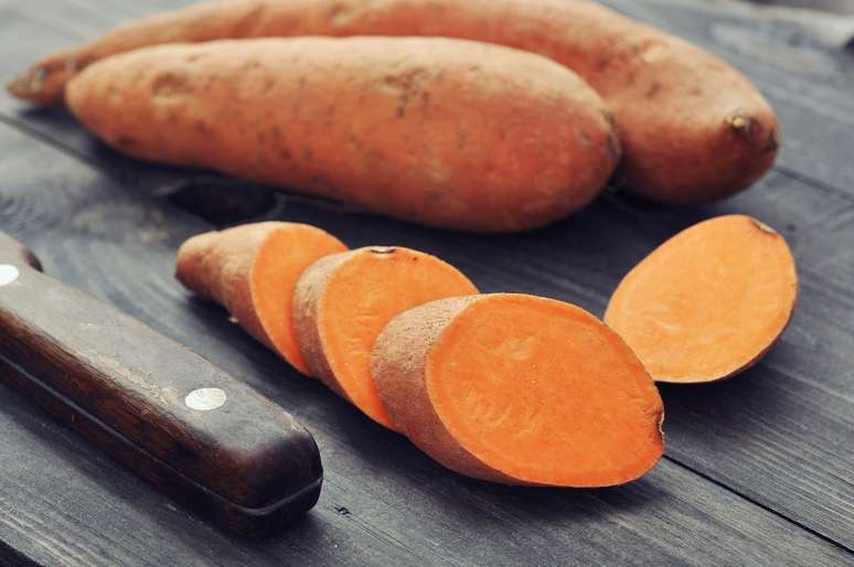 Estudos sugerem que os antioxidantes da casca da batata-doce roxa reduzem o risco de câncer