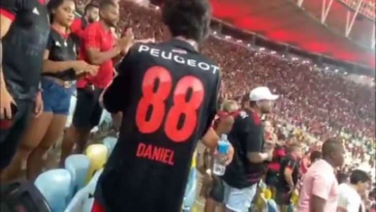 Torcedor Daniel emocionou a torcida rubro-negra (Foto: Reprodução/Twitter)