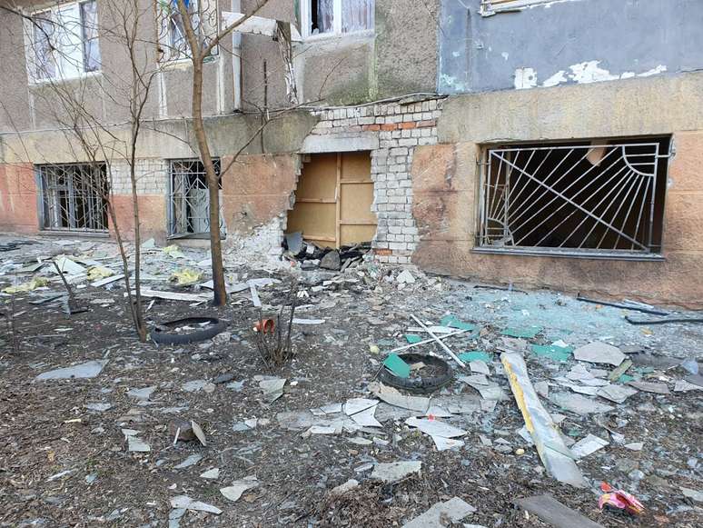 Imagem da fachada do pr&eacute;dio de brasileira ap&oacute;s ser atingido durante ataque