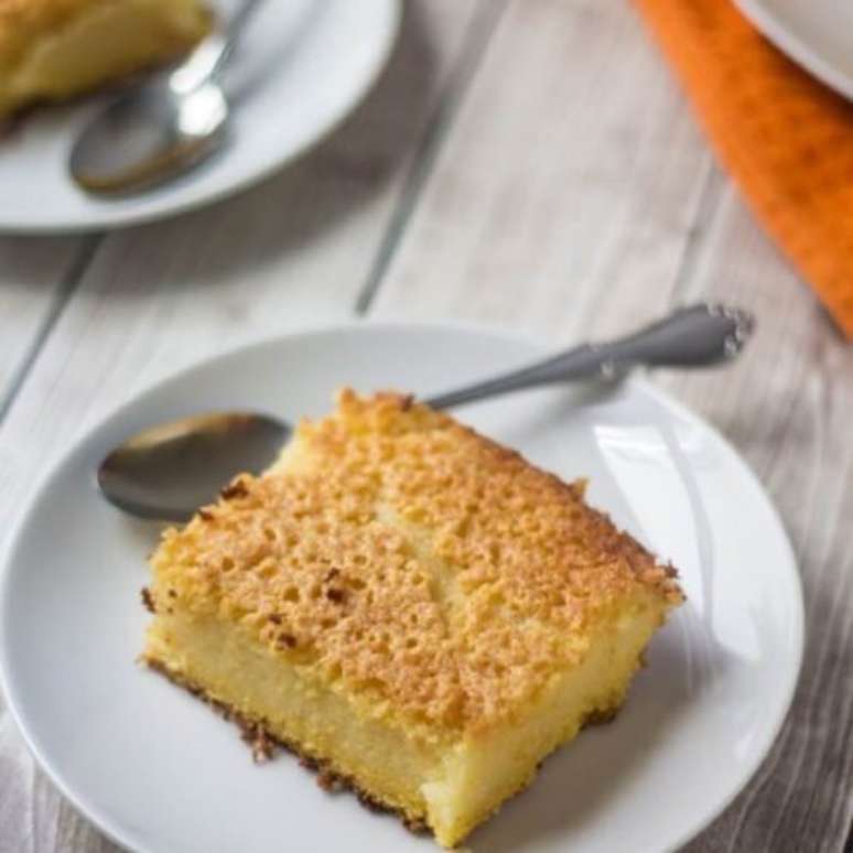 Um bolo de fubá muito fácil para um lanche rápido