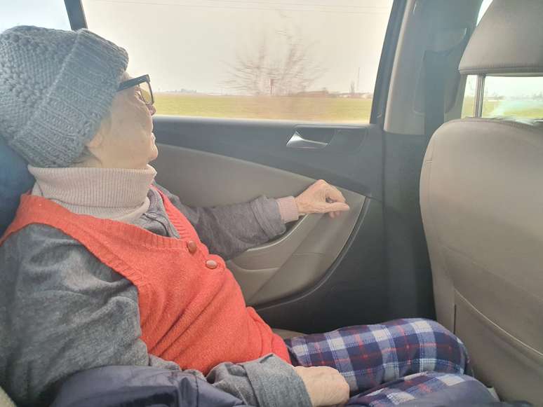 Yulia no carro enquanto deixava Mariupol