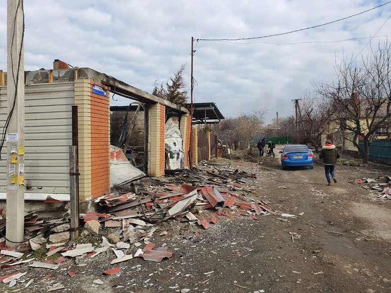 No caminho para pegar &aacute;gua havia sinais da destrui&ccedil;&atilde;o causada pelos ataques a Mariupol