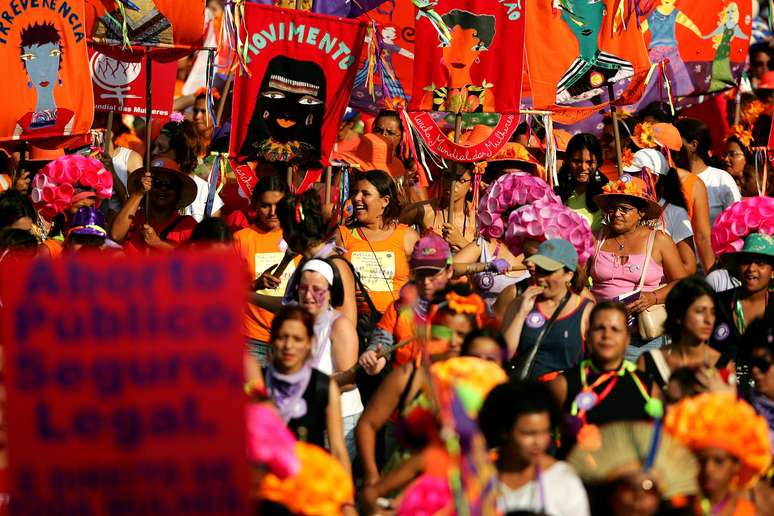 Ao longo dos anos, mulheres precisaram reivindicar o cumprimento de seus direitos legais.