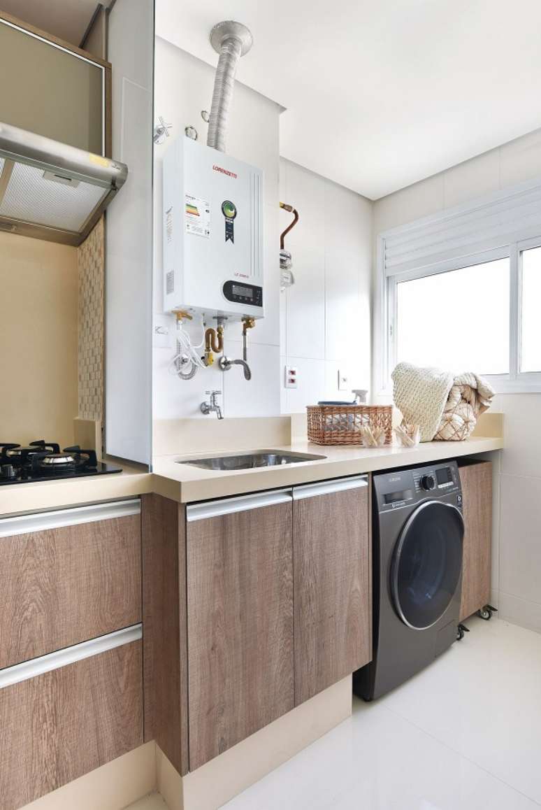 4. Tanque para lavanderia inox com gabinete planejado de madeira – Foto Tetriz Arquitetura e Interiores