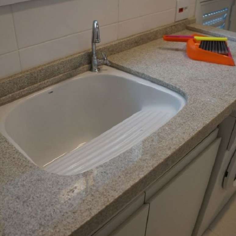 17. &Aacute;rea de servico simples com tanque para lavanderia &ndash; Foto Mauren Bues