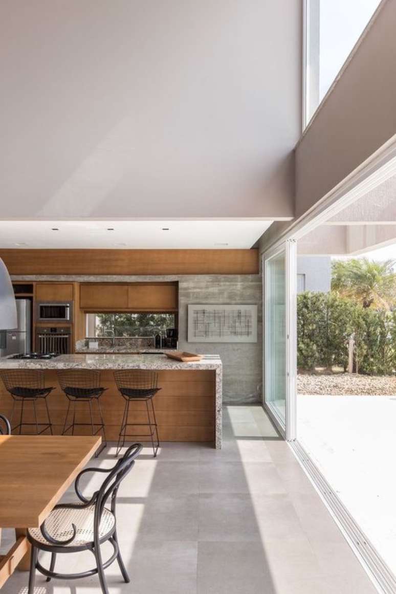 28. Ed&iacute;cula com piscina e porta de vidro de correr &ndash; Foto Marquin