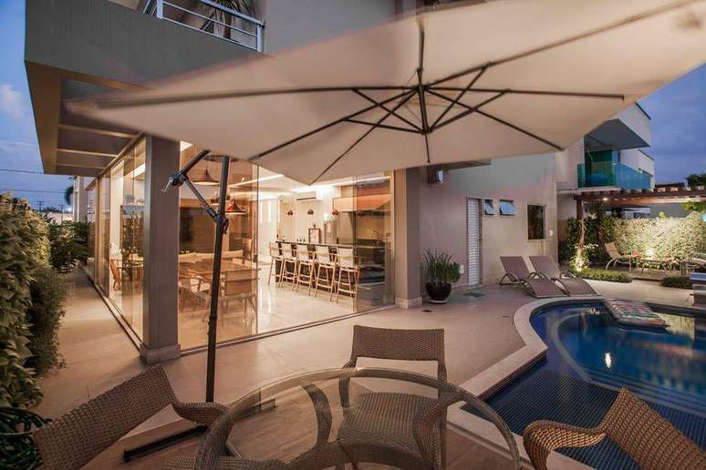 35. Ed&iacute;cula com piscina moderna &ndash; Foto Heloisa Titan