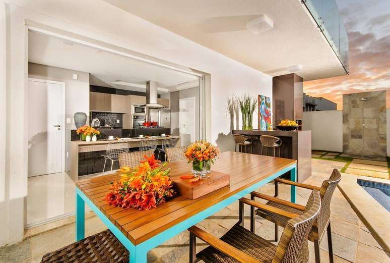 21. Ed&iacute;cula com piscina e m&oacute;veis de madeira r&uacute;sticos &ndash; Foto Renata Matos