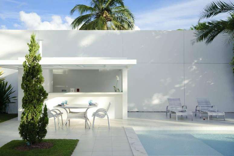 39. Ed&iacute;cula pequena com piscina e m&oacute;veis para quintal &ndash; Foto Dantas Bento