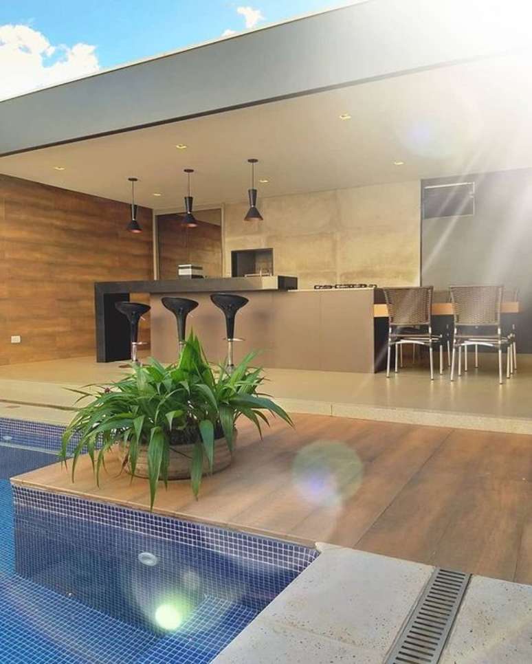 14. Edícula com piscina e churrasqueira moderna – Foto Tigrão Materiais para Construção