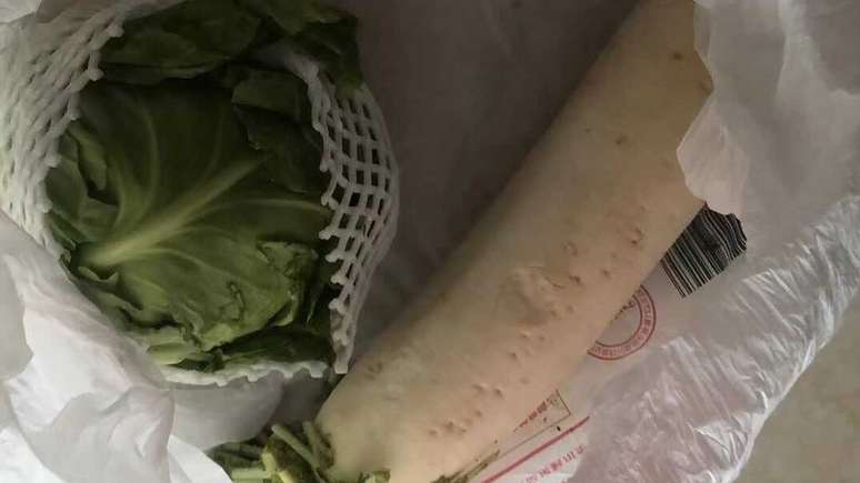 Uma moradora grávida de Xangai recebeu esses vegetais como entrega de comida