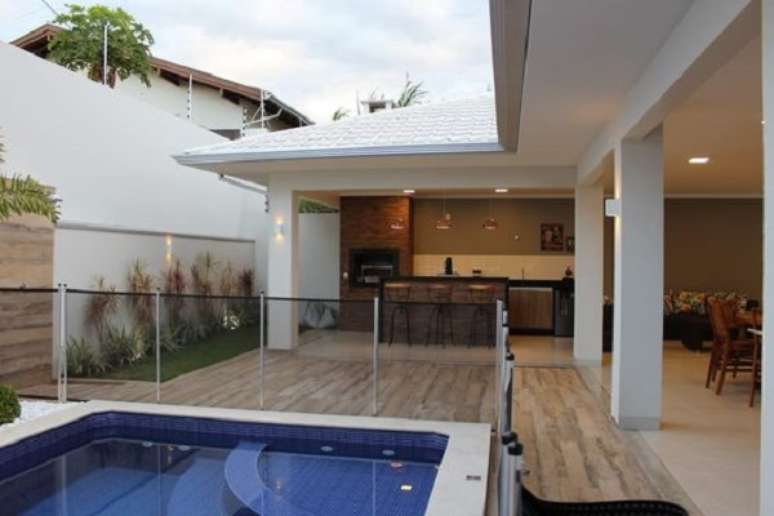 45. Edicula com L com piscina grande e grade de protecao para crian&ccedil;as &ndash; Foto Arkpad