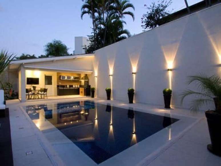 11. Edícula com piscina e iluminação moderna – Foto Casa e Construcao