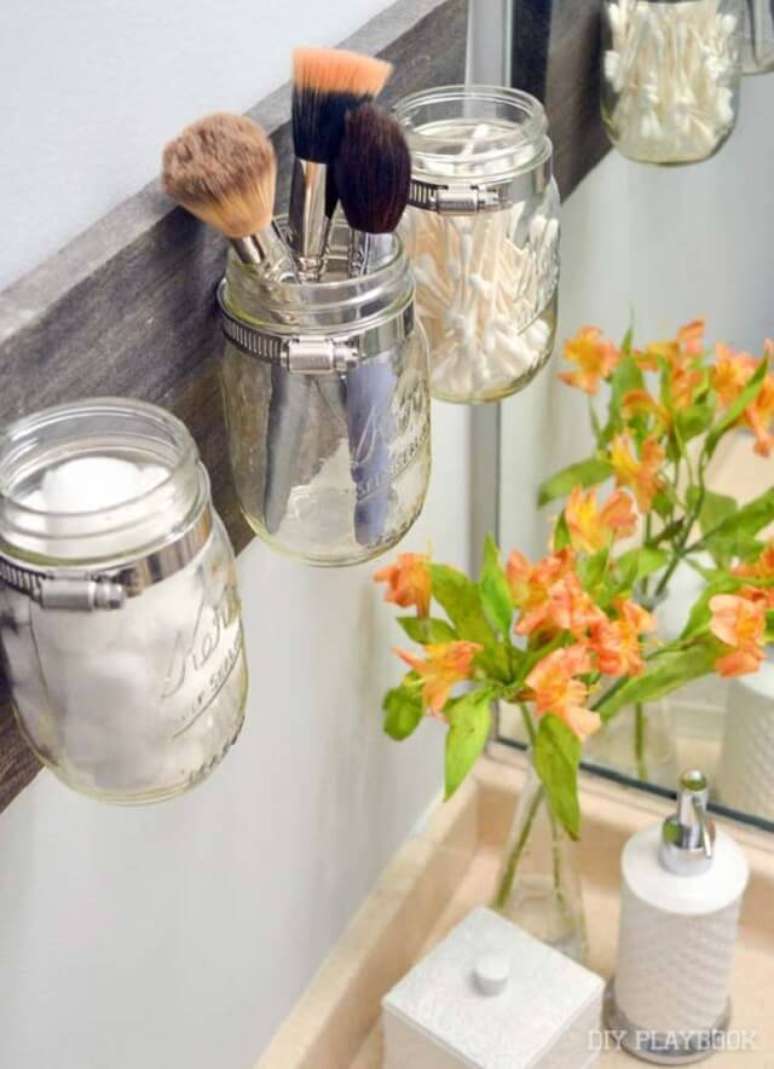 4. Reutilize potes de vidro para organizar itens pequenos. Fonte: Revista Artesanato