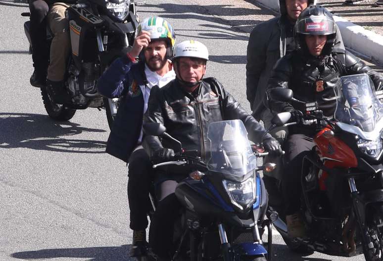 O presidente da República, Jair Bolsonaro (PL), participa de motociata organizada por apoiadores na capital paulista, na manhã desta Sexta-Feira Santa