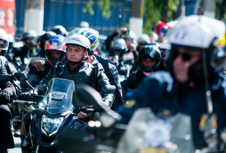 air Bolsonaro participa de motociata organizada por apoiadores na capital paulista