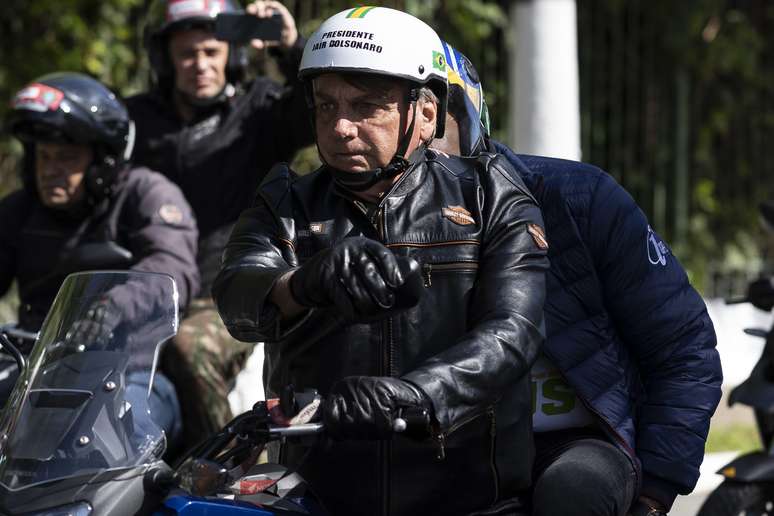 Presidente Bolsonaro participa de motociata em São Paulo