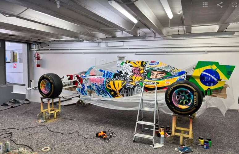 O lado esquerdo traz grafittis inspirados em Senna