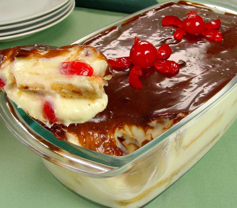 Pav&ecirc; de P&aacute;scoa com cereja e creme de avel&atilde; (Reprodu&ccedil;&atilde;o / Guia da Cozinha)