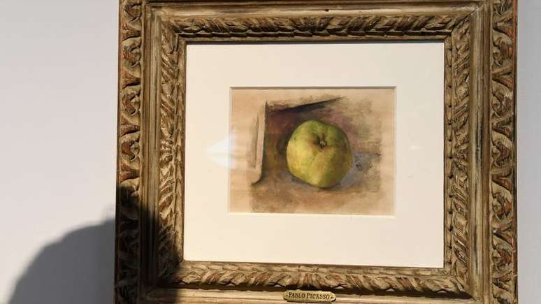 Para consolá-la pela dor de perder a bela pintura de cinco maçãs de Cézanne, Picasso pintou esta aquarela para ela
