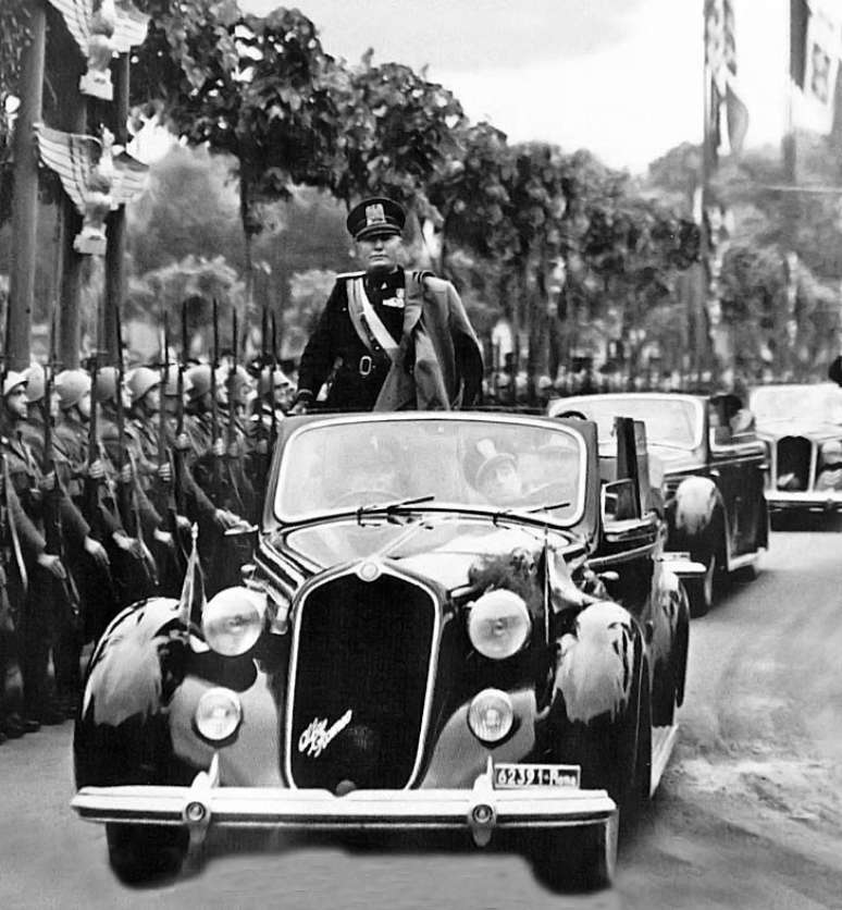 Alfa Romeo 6C 2300B em carreata de Mussolini.