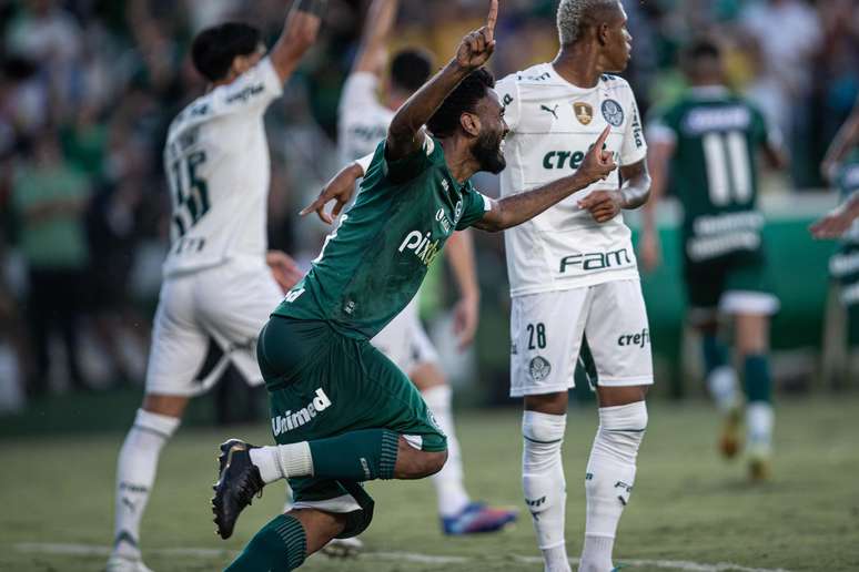 Corinthians vence o Goiás e empata com o Palmeiras na liderança do  Brasileirão - O Estado Online