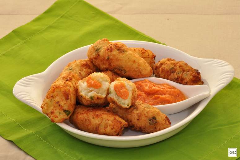 Croquete de bacalhau com molho feito com sobras de peixe
