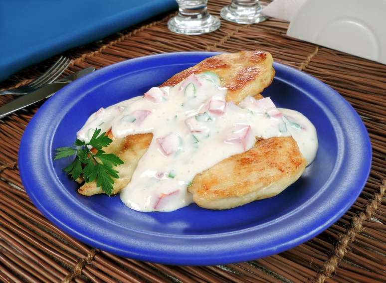 Frango grelhado com molho branco &ndash; Foto: Guia da Cozinha