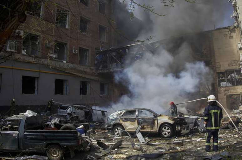 Destruição provocada por bombardeio russo em área residencial de Kharkiv