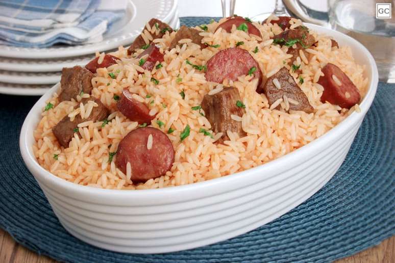 Arroz com carne e lingui&ccedil;a &ndash; Foto: Guia da Cozinha