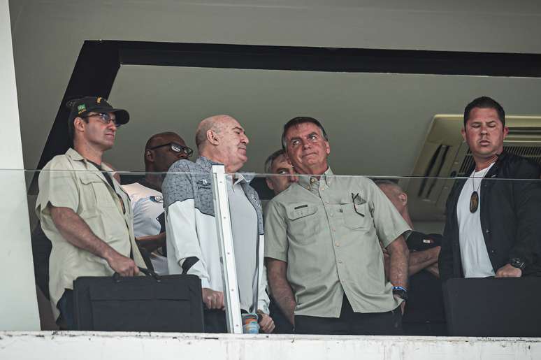 Jair Bolsonaro durante jogo entre Santos e Coritiba