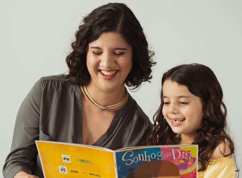 Aline e a filha, Helena, com o livro “Sonhos de Dia” @Divulgacão