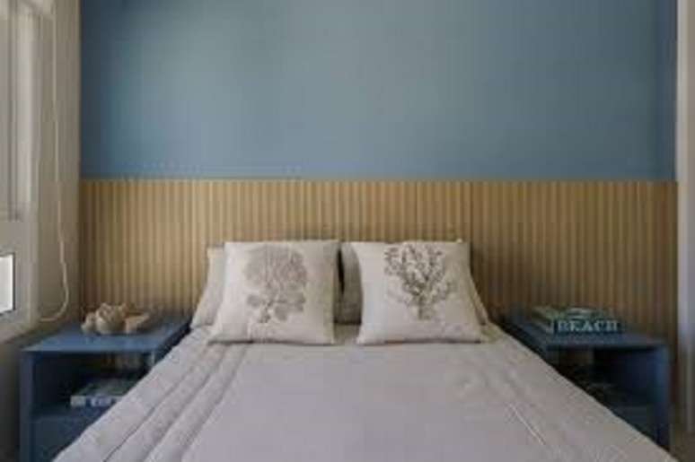 14. Cabeceira feita de porcelanato ripado &ndash; Foto Alessandra Gandolfi